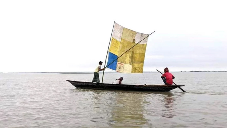 বিলুপ্তির পথে রৌমারীর ঐতিহ্যবাহী পালতোলা নৌকা